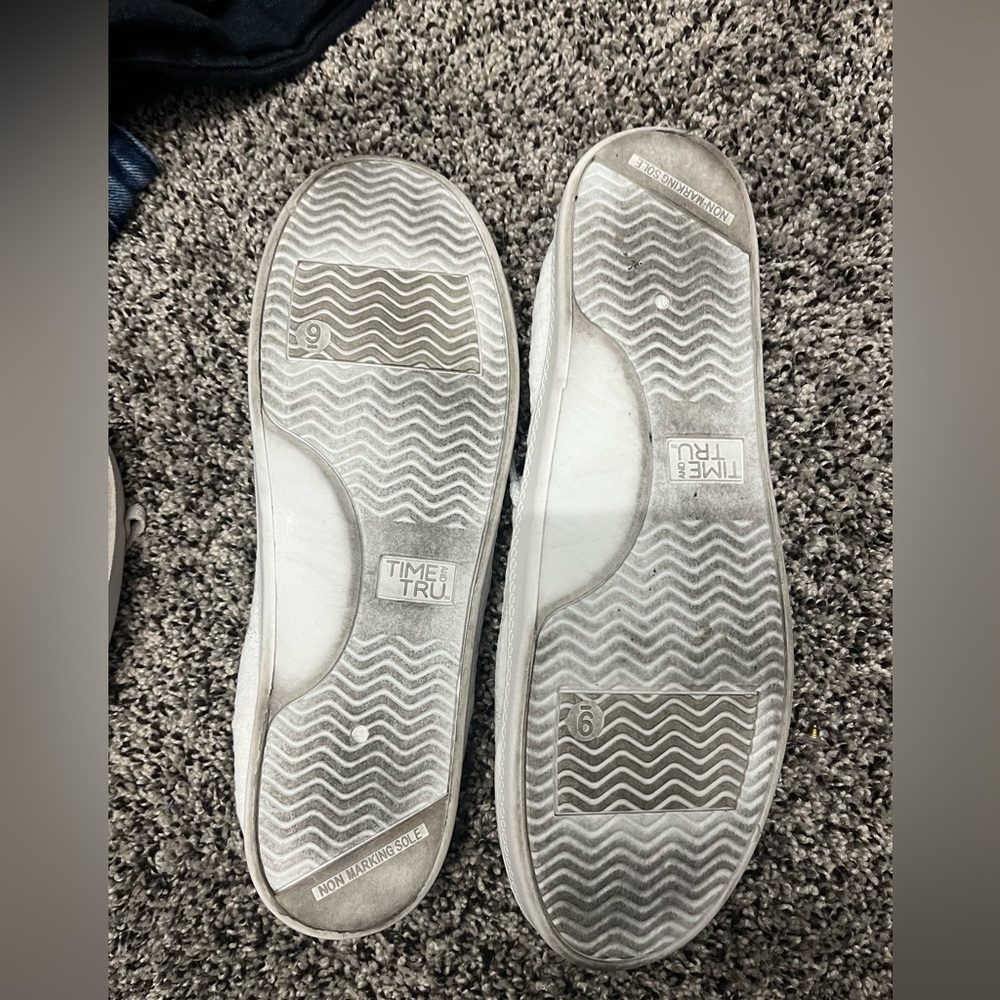 Women’s size 9 sneakers - Picture 9 of 9